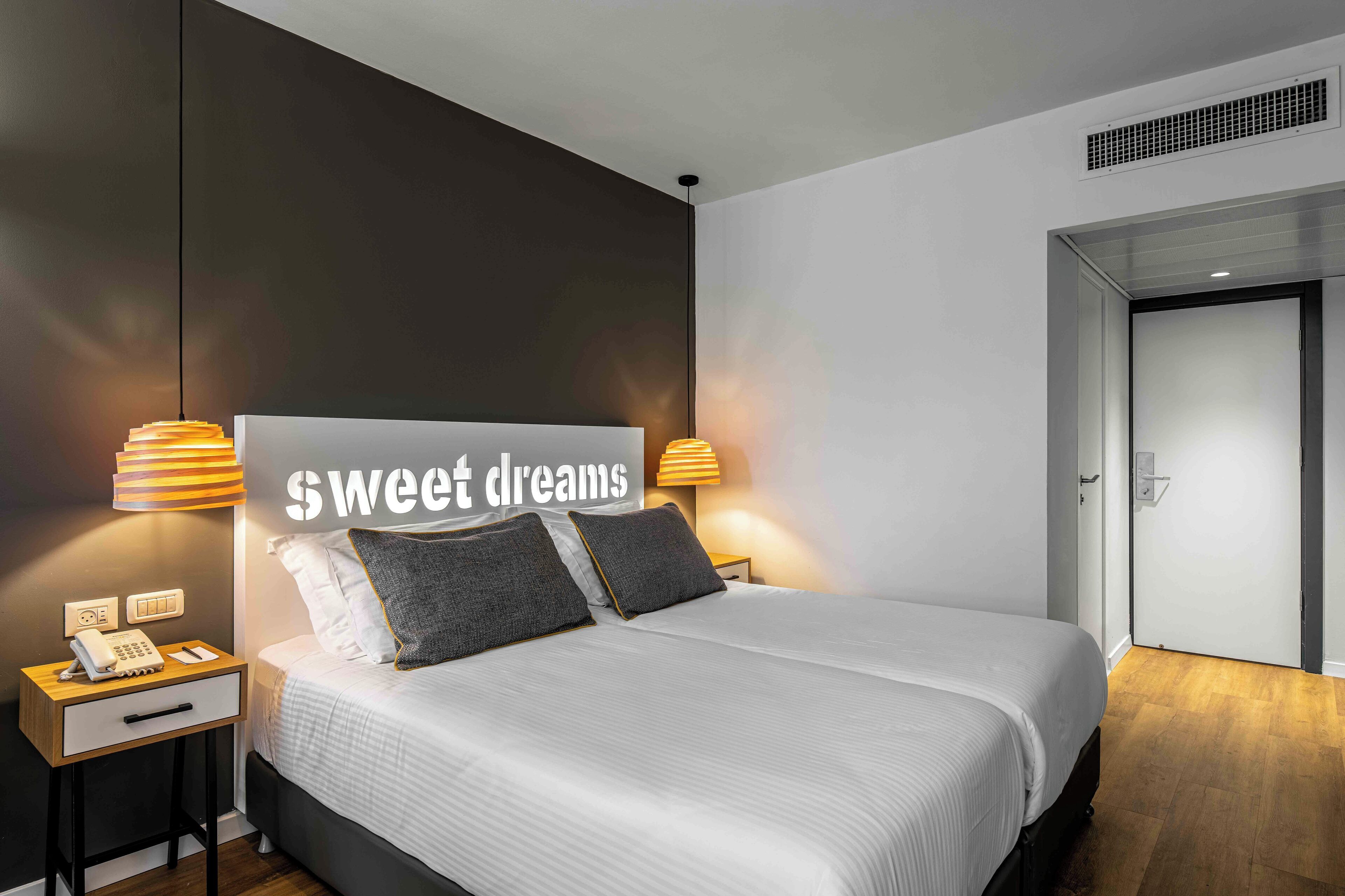 deluxe room | in-room safe, desk, blackout curtains, soundproofing