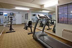 A gym with treadmills, exercise bikes, and a mirrored wall. - La Quinta Inn by Wyndham Albuquerque Airport (Albuquerque)