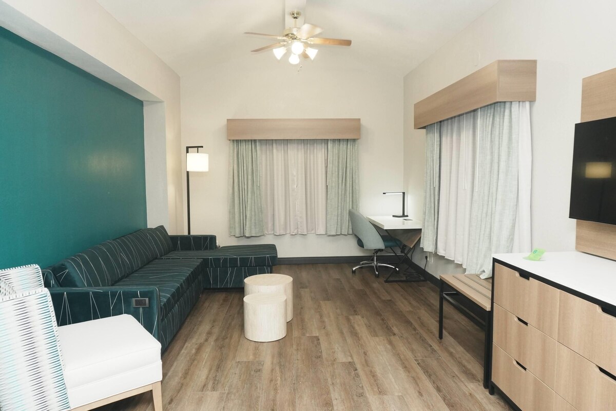 Suite, 1 King Bed, Non Smoking | Premium bedding, desk, iron/ironing board, cribs (free)