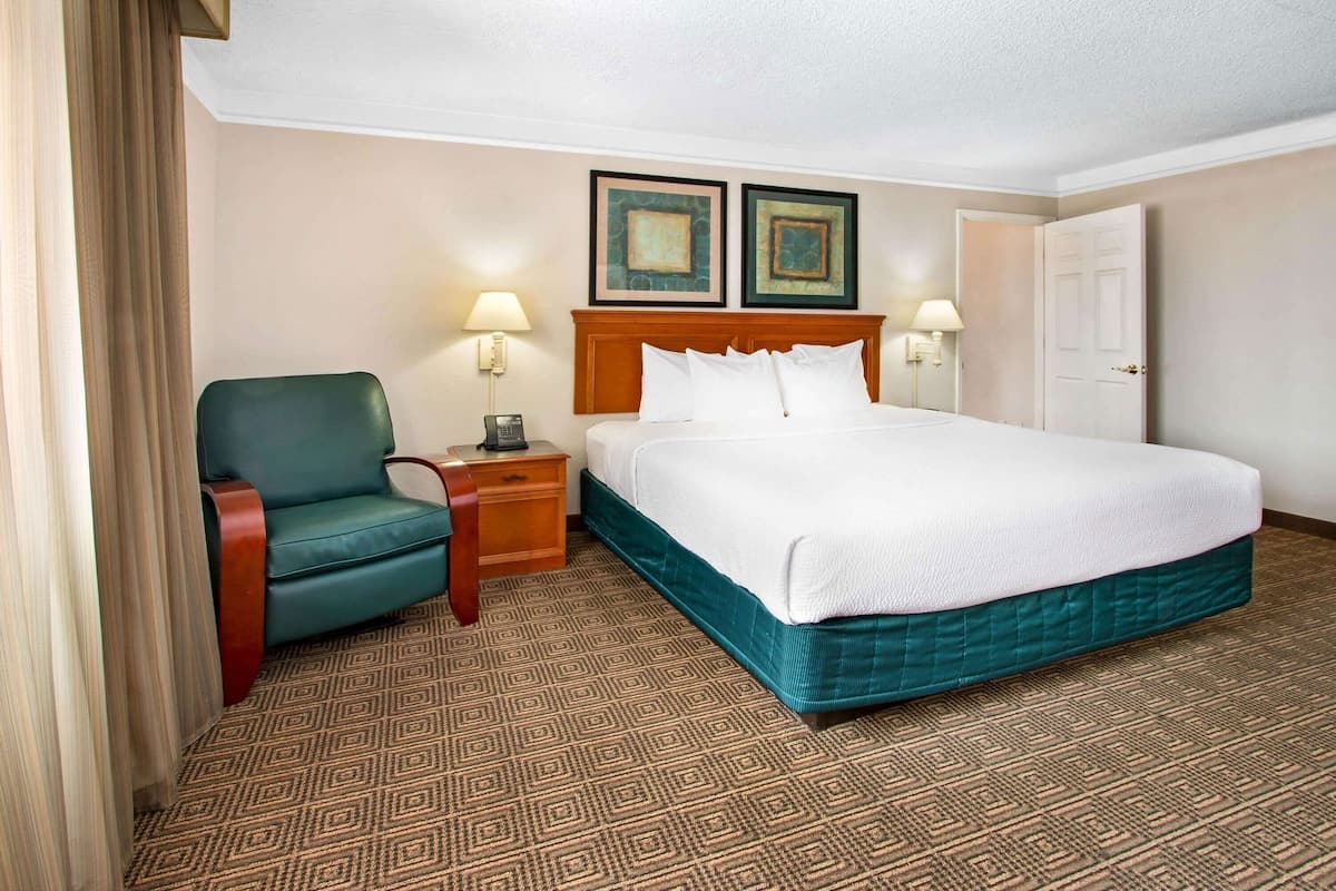 Premium bedding, desk, iron/ironing board, free cribs/infant beds