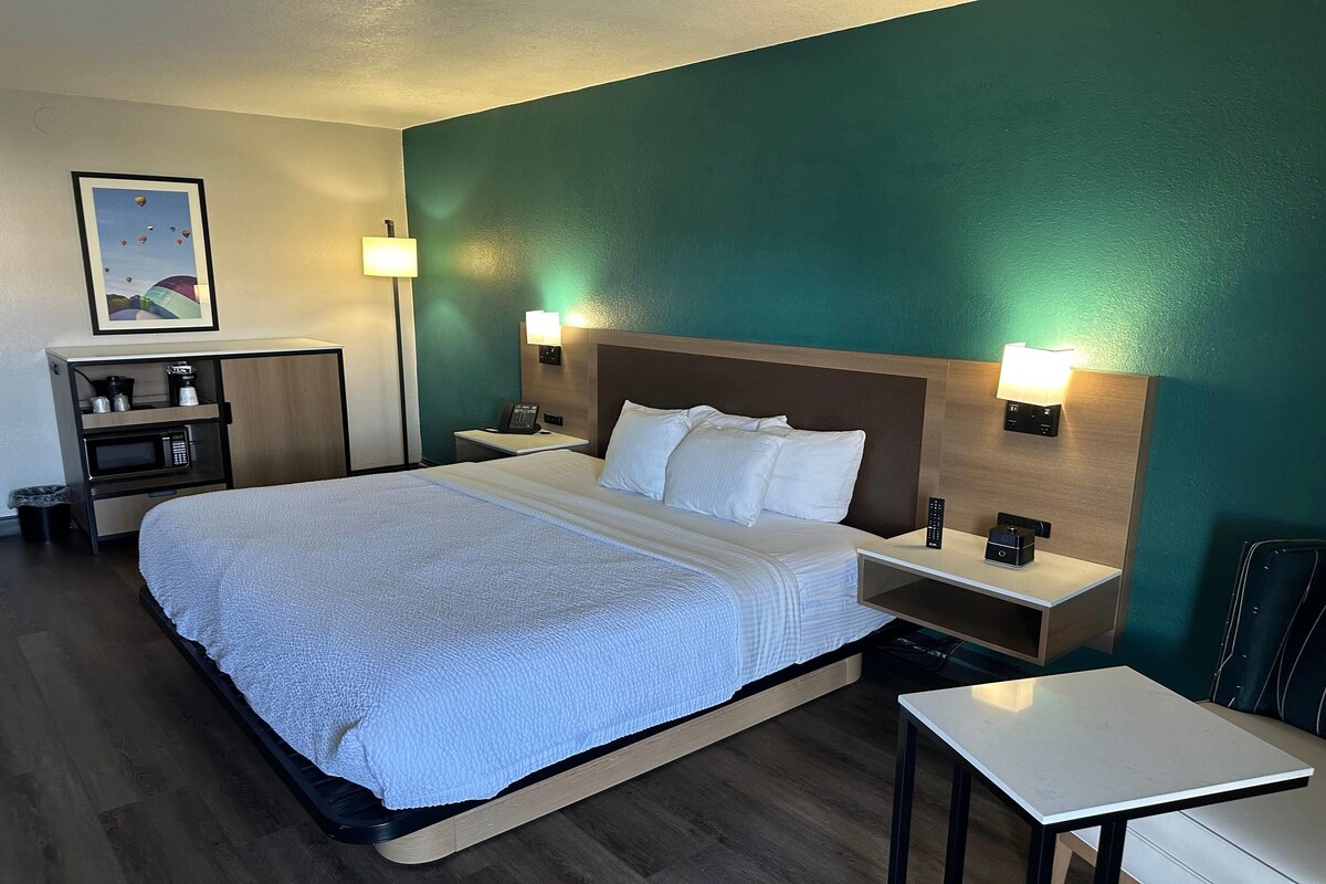 Room, 1 King Bed, Accessible, Non Smoking | Premium bedding, desk, iron/ironing board, cribs (free)