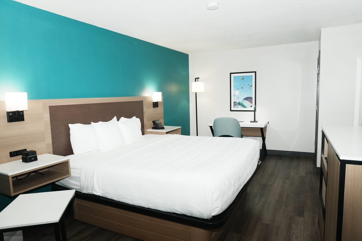 Room, 1 King Bed, Non Smoking | Premium bedding, desk, iron/ironing board, cribs (free)