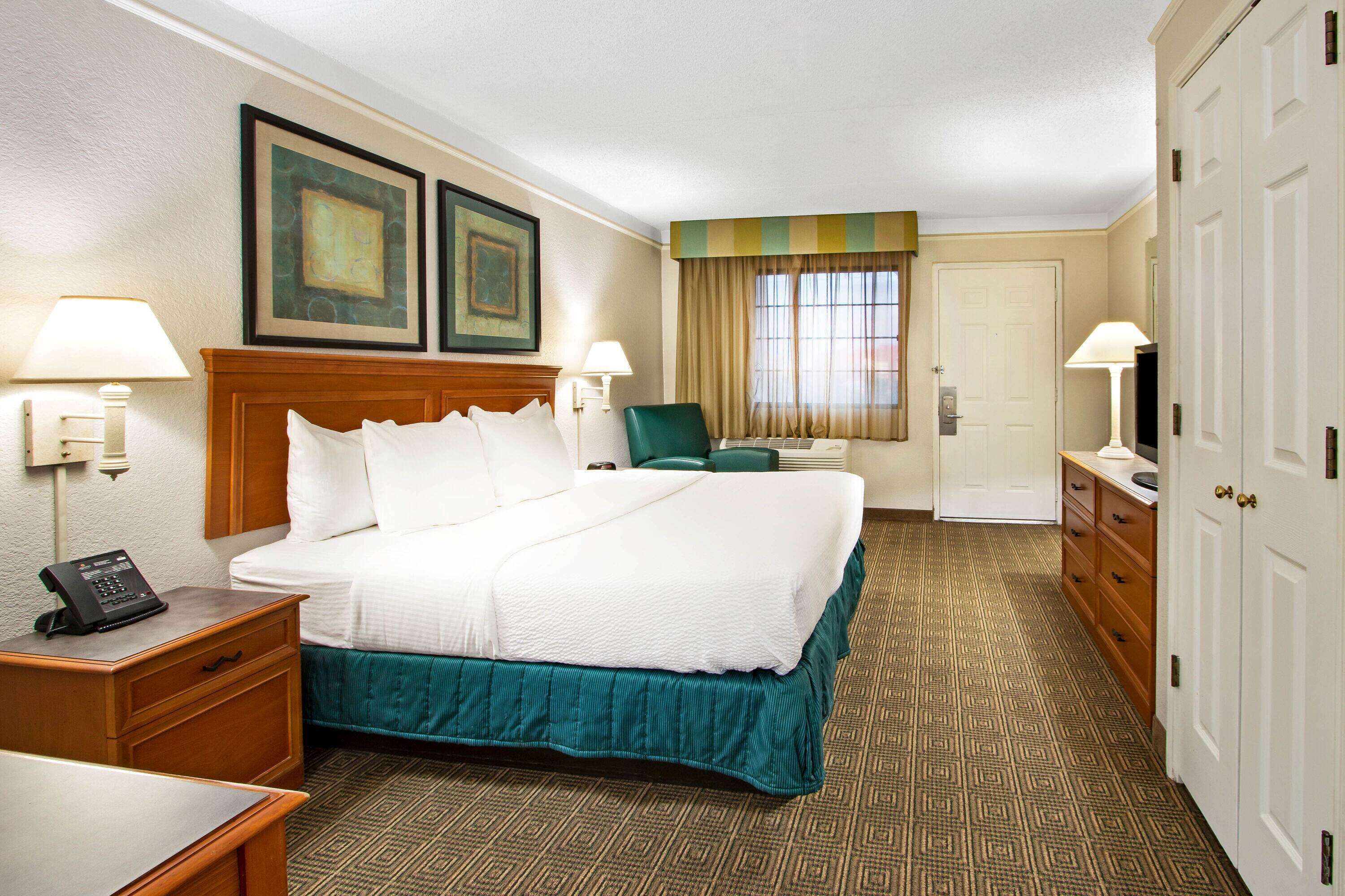 Room, 1 King Bed, Accessible, Non Smoking | Premium bedding, desk, iron/ironing board, free cribs/infant beds