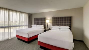 Schreibtisch, VerdunkelungsvorhĂ€nge, BĂŒgeleisen/BĂŒgelbrett