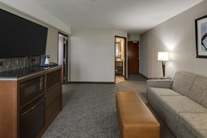 Escritorio, cortinas blackout y tabla de planchar con plancha 