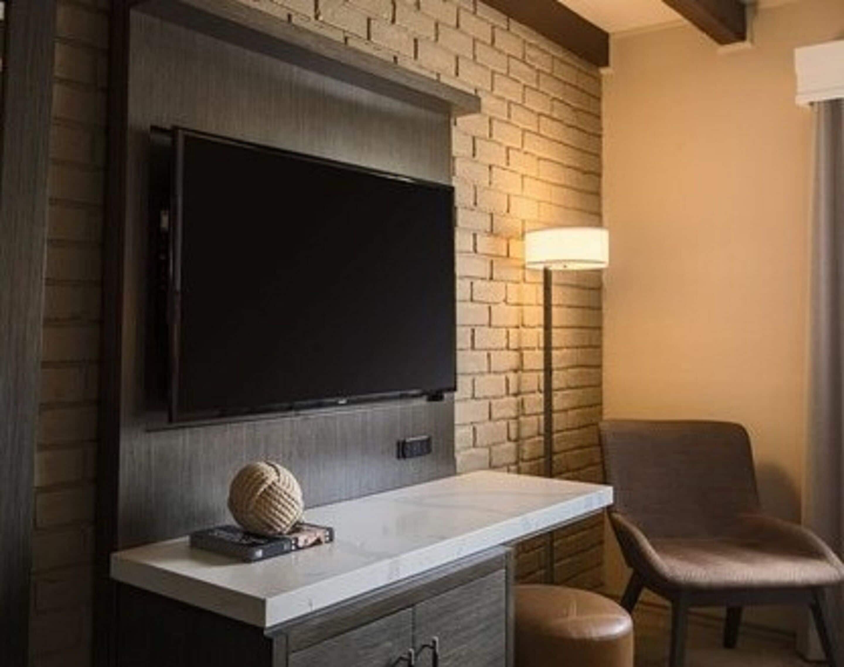 premium bedding, pillow-top beds, in-room safe, desk