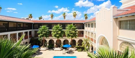 Außenpool, geöffnet von 07:00 Uhr bis 22:00 Uhr, Liegestühle