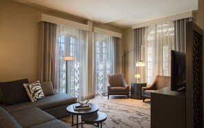 جناح رئاسي - غرفة نوم واحدة - لغير المدخنين (1 King Bed) | أغطية فراش متميزة وأسرّة بطبقة علوية مريحة وخزنة داخل الغرفة ومكتب