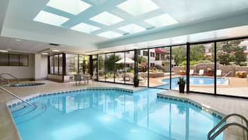 Una piscina techada, una piscina al aire libre de temporada