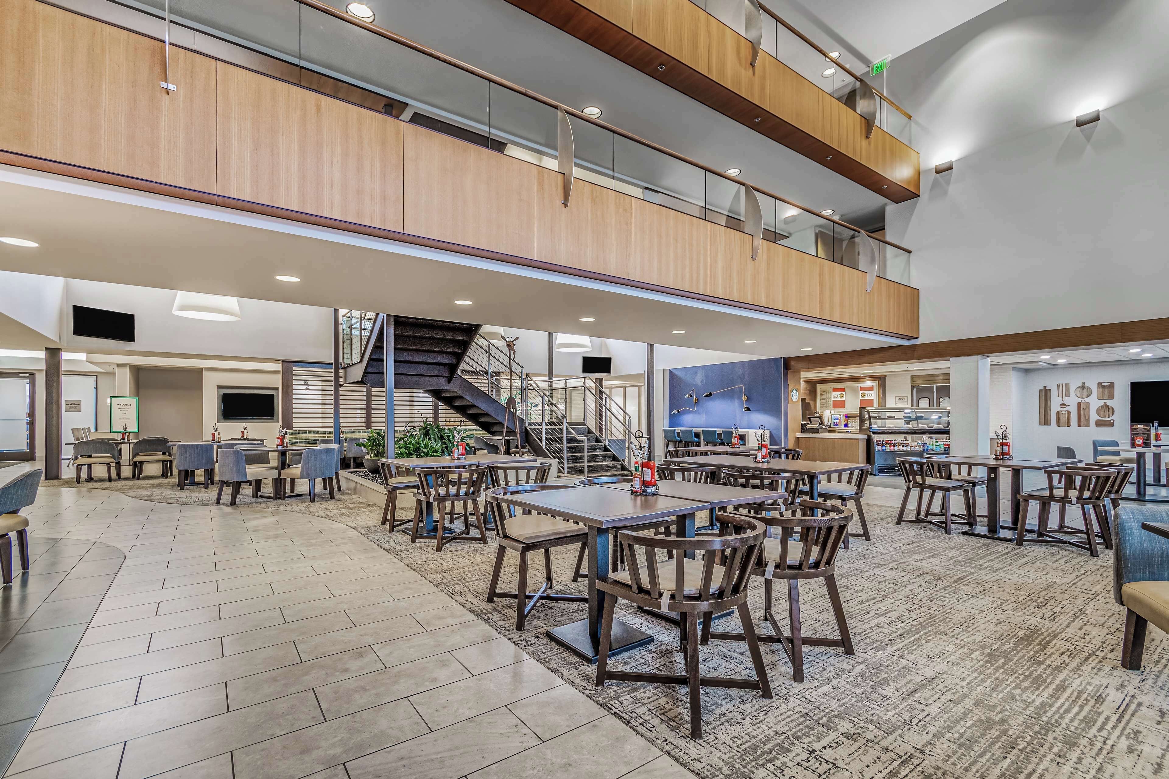 2 restaurants, lunch, dinner served; american cuisine