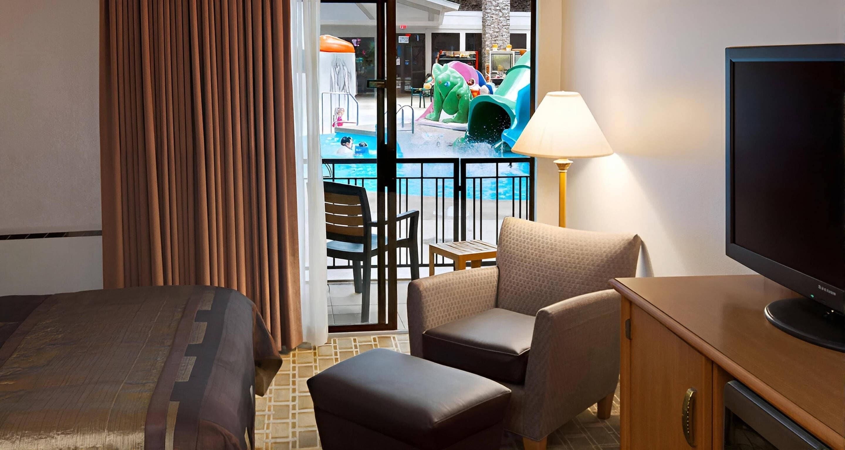 Cubrecamas, caja de seguridad en la habitación y escritorio 