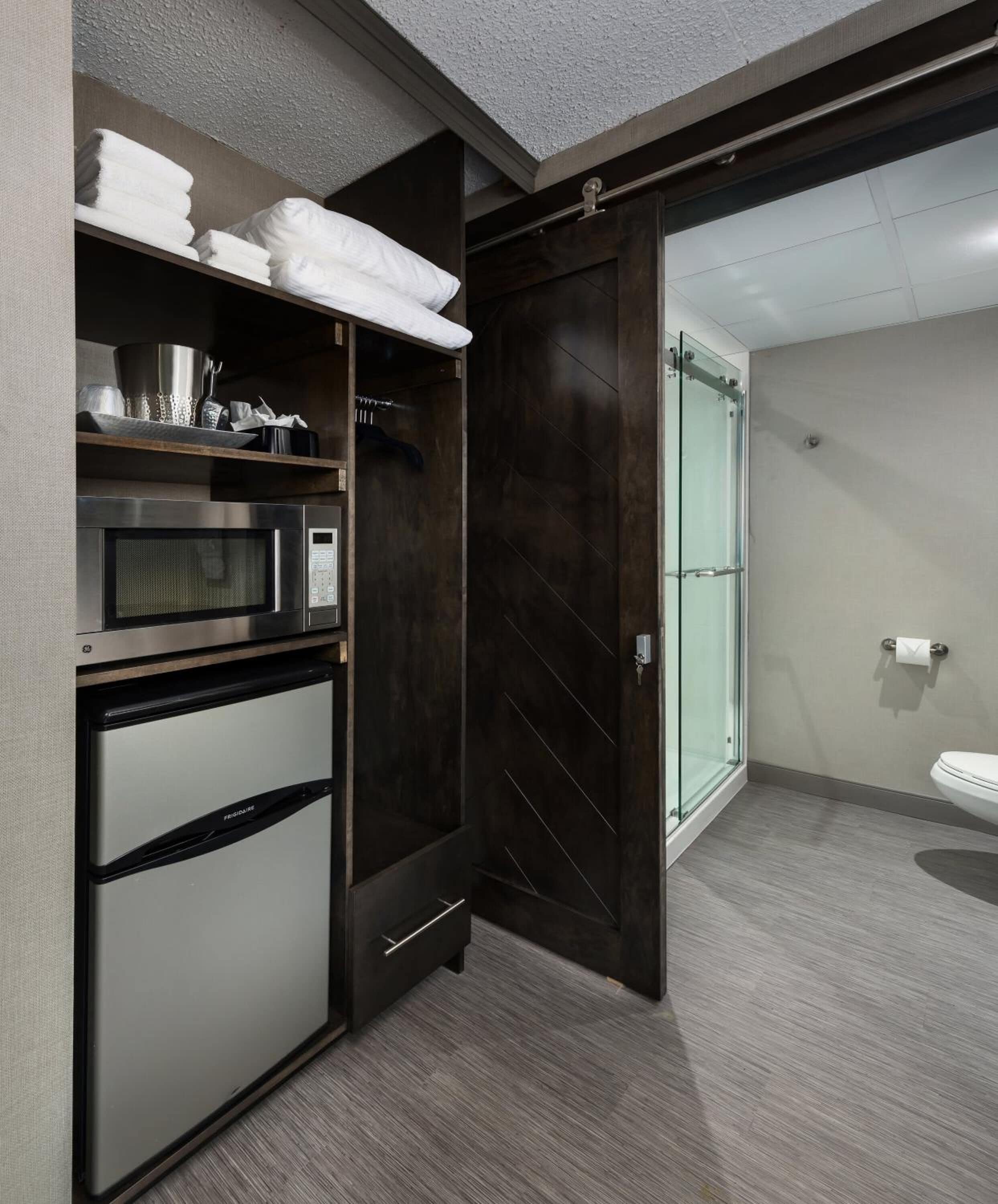 Combined shower/bathtub, free toiletries, towels