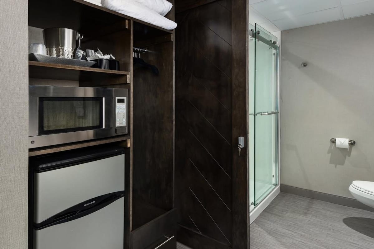 combined shower/bathtub, free toiletries, towels