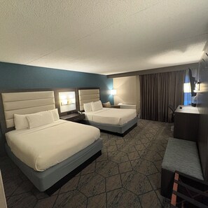Down comforters, in-room safe, desk, laptop workspace - Bismarck Hotel and Conference Center (Bismarck)