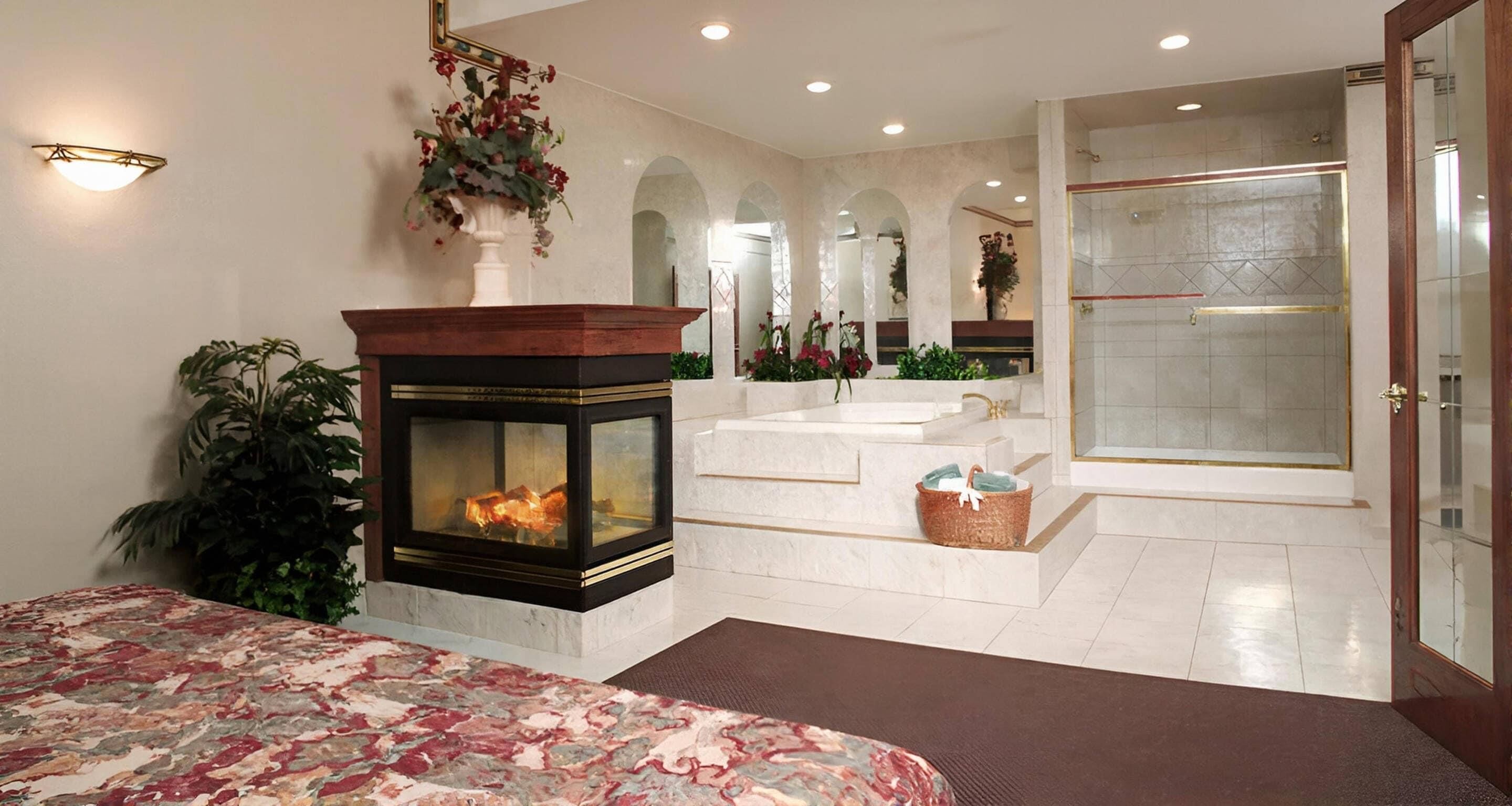 Cubrecamas, caja de seguridad en la habitación y escritorio 