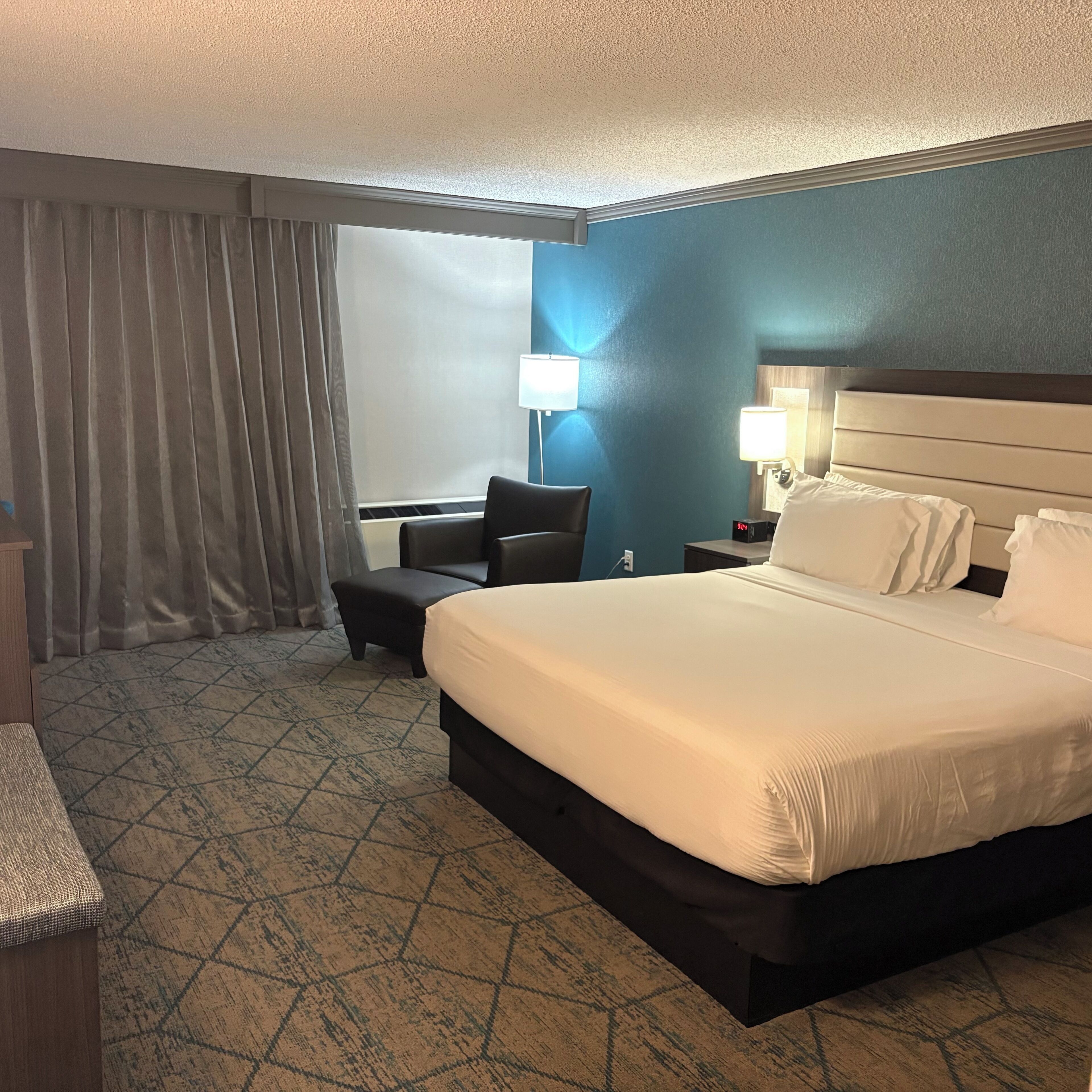 deluxe room | 1 bedroom, down duvets, in-room safe, desk