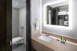 Combined shower/tub, free toiletries, towels - Bismarck Hotel and Conference Center (Bismarck)