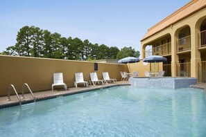 Una piscina al aire libre de temporada