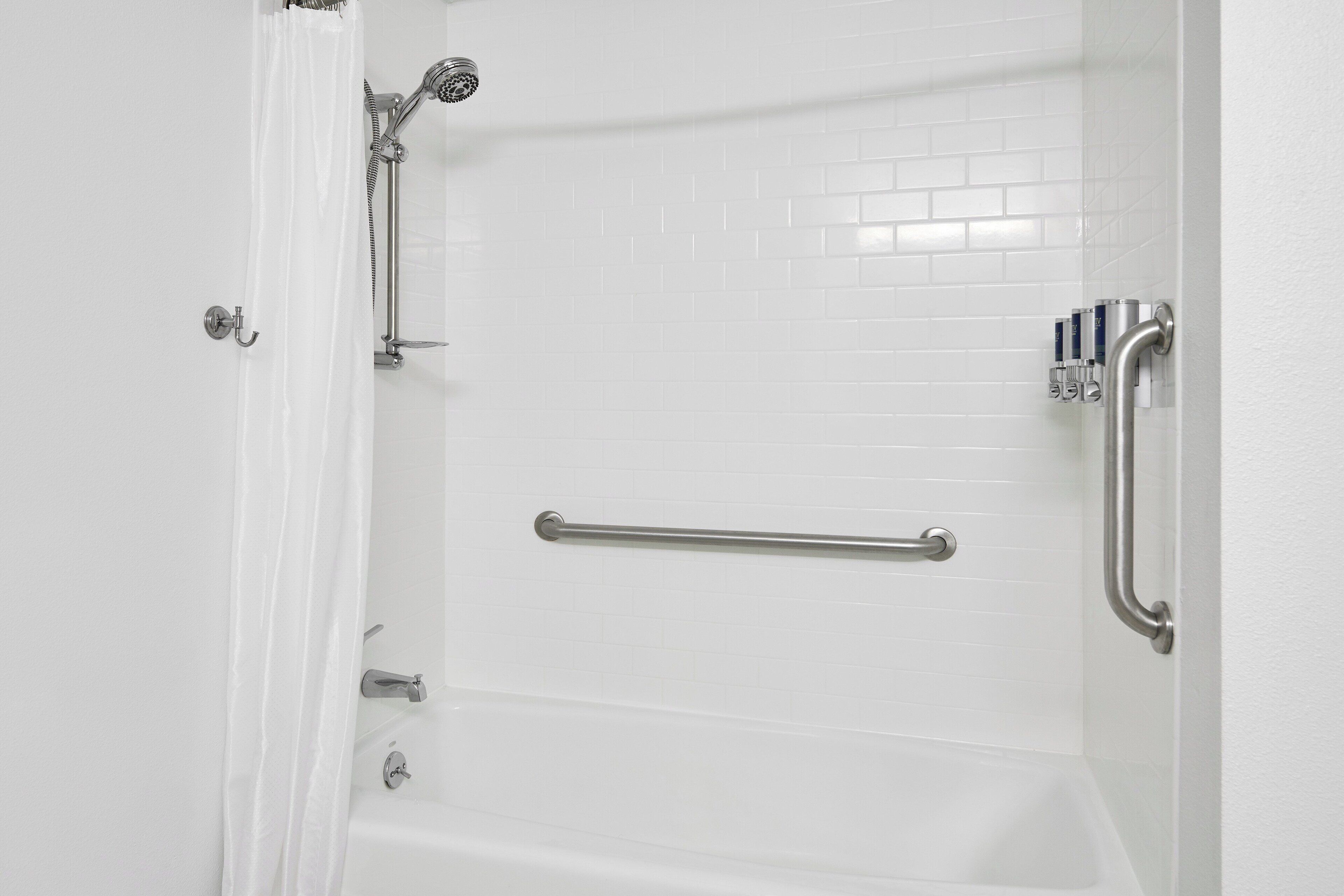 Ensemble douche/baignoire, sèche-cheveux, serviettes fournies