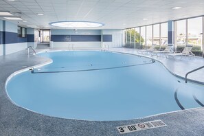 Alberca techada y alberca al aire libre