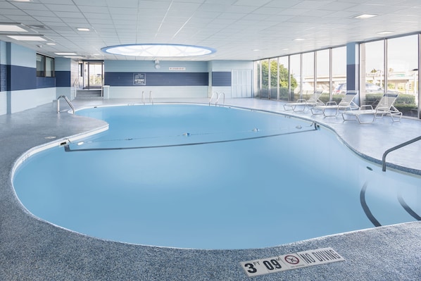 Una piscina techada, una piscina al aire libre