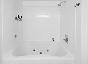Quarto tradicional, 2 camas Queen (Mobility/Hearing Accessible, Tub) | Banheiro | Chuveiro/banheira combinados, secador de cabelo, toalhas de banho 
