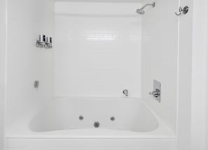 Quarto tradicional, 2 camas Queen (Mobility/Hearing Accessible, Tub) | Banheiro | Chuveiro/banheira combinados, secador de cabelo, toalhas de banho