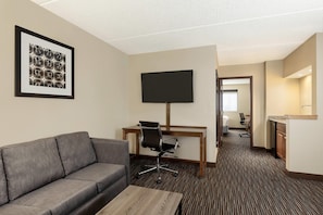 Suite, 1 King Bed with Sofa bed, Non Smoking - Royle Hotel Milwaukee Airport (Milwaukee)