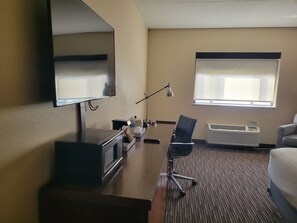 Habitación clásica | Ropa de cama de alta calidad y tabla de planchar con plancha 