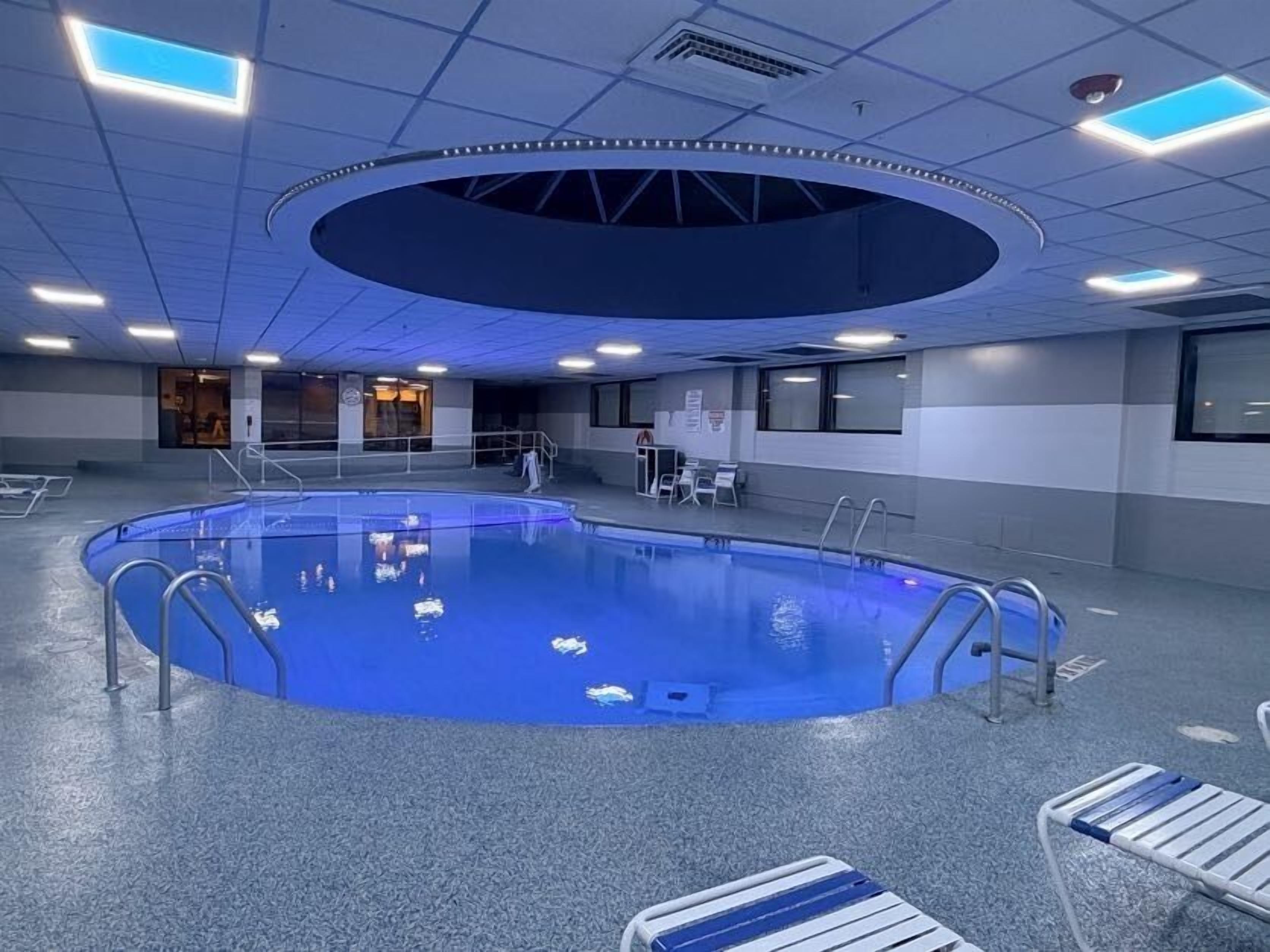 Piscine intérieure, piscine extérieure