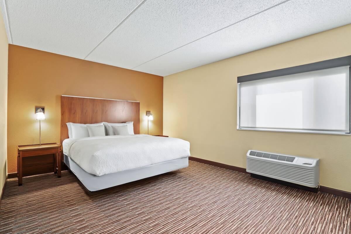 Chambre, 1 très grand lit (Mobility Accessible, Roll-in Shower) | Literie de qualité, fer et planche à repasser, lit de bébé (gratuit)