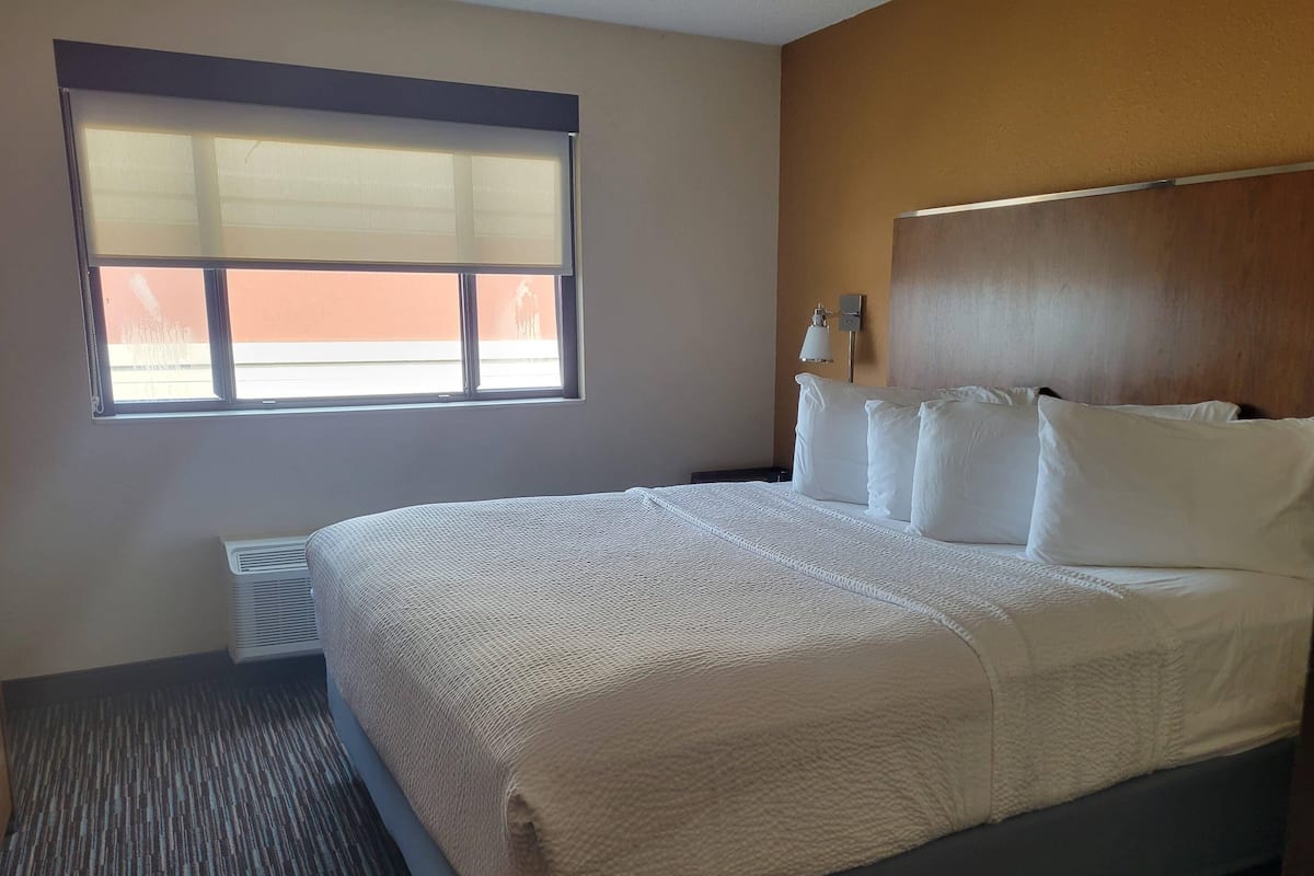 Suite, 1 kingsize-seng med sovesofa, ikke-røyk | Sengetøy av topp kvalitet, strykejern/-brett og wi-fi (inkludert)