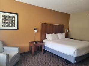 Habitación clásica | Ropa de cama de alta calidad y tabla de planchar con plancha