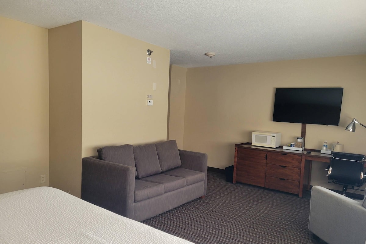 Suite, 1 kingsize-seng, ikke-røyk, massasjebadekar | Sengetøy av topp kvalitet, strykejern/-brett og wi-fi (inkludert)