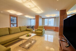 1 غرفة نوم وأغطية فراش متميزة وخزنة داخل الغرفة ومكتب