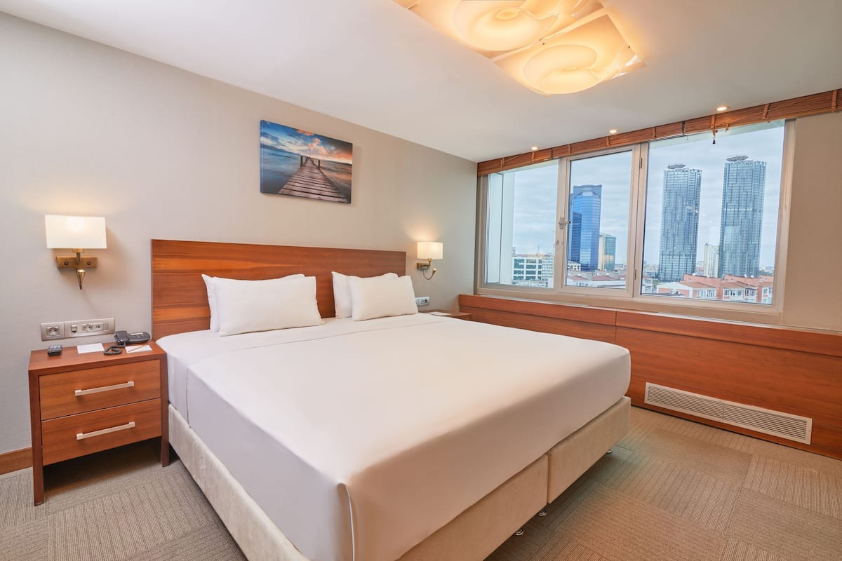 Executive Suite - Free SPA Access | 1 bedroom, premium bedding, in-room safe, desk