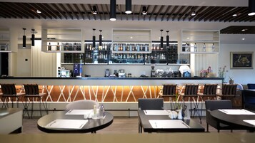 ランチ、ディナーに営業