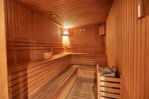 Salas de tratamiento para parejas, un sauna, baño turco