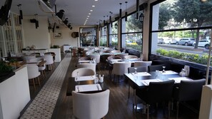 Café da manhã, almoço e jantar