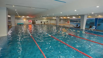 Piscine couverte, parasols de plage, chaises longues