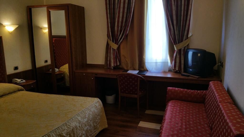 Minibar, coffres-forts dans les chambres, bureau, chambres insonorisées
