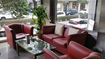 2 Bars/Lounges