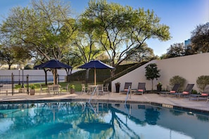 Una piscina al aire libre (de 06:00 a 10:00), sombrillas, tumbonas