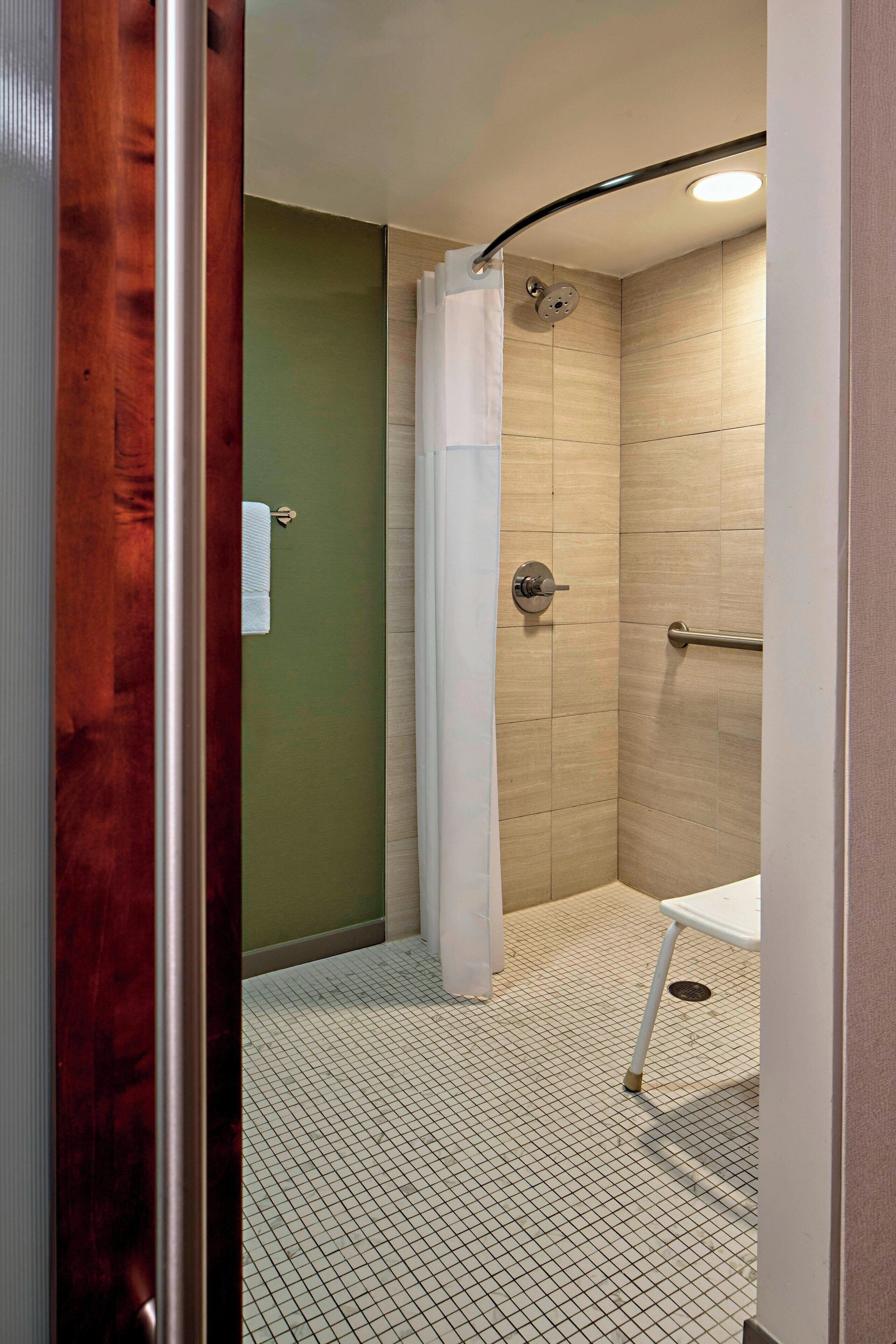 Un baño con ducha, inodoro y lavamanos.