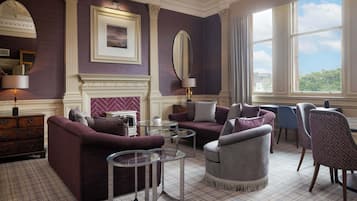 Suite, 1 cama King size (Alexander Graham Bell ) | Área de sala de estar | Televisión de pantalla plana