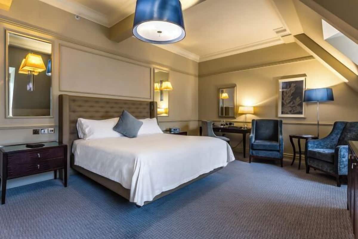 Egyptian cotton sheets, premium bedding, in-room safe, desk