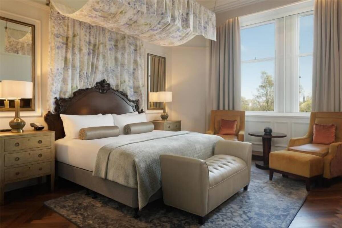 Egyptian cotton sheets, premium bedding, in-room safe, desk
