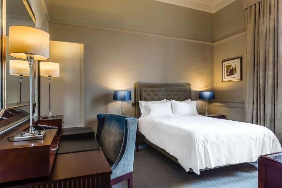 Egyptian cotton sheets, premium bedding, in-room safe, desk