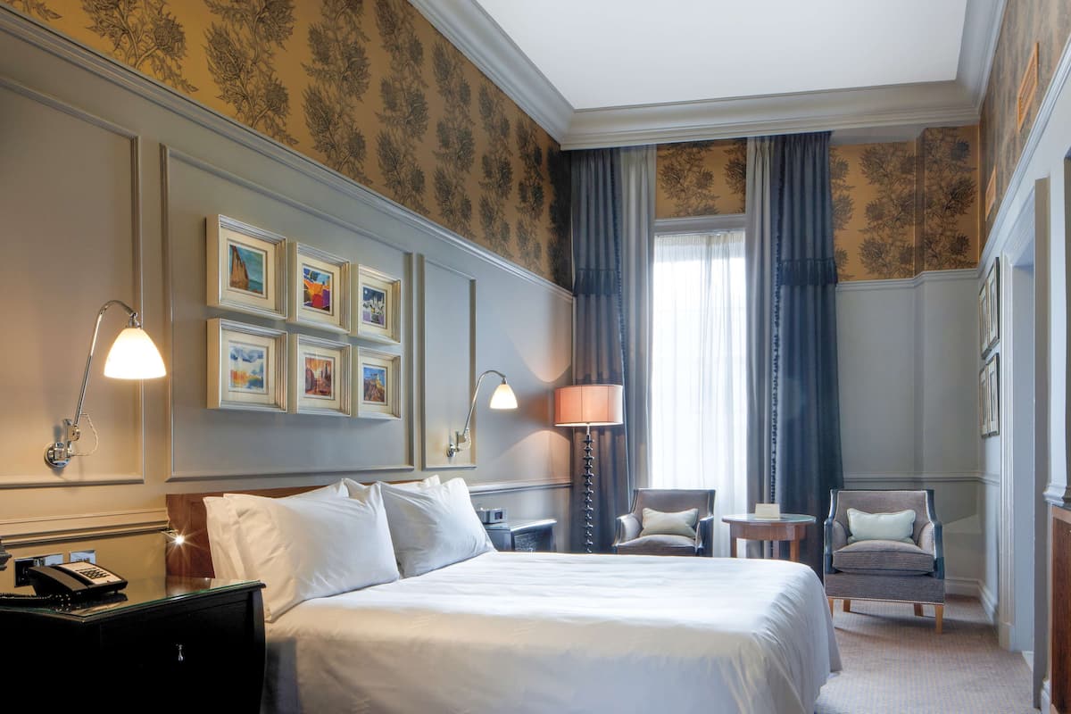 Egyptian cotton sheets, premium bedding, in-room safe, desk