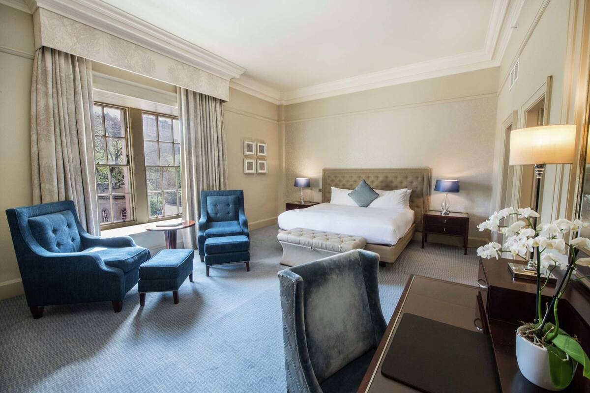 Egyptian cotton sheets, premium bedding, in-room safe, desk